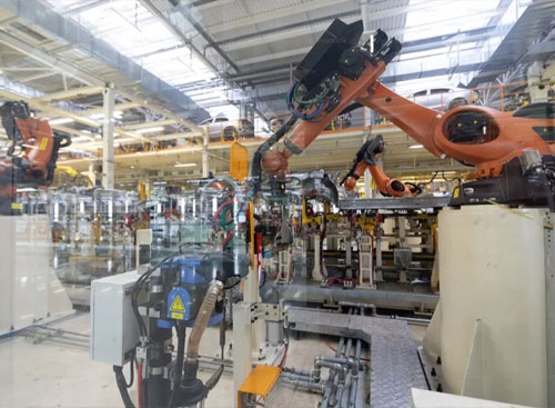 Mitsubishi introduceert de MX-serie PLC met ingebouwde AI-tools.