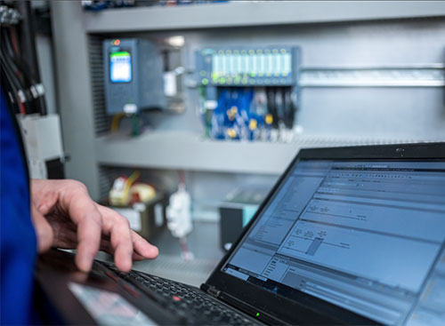 Modernisering van industriële besturing met SoftPLC's en Unified Edge Management.